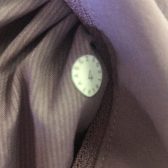 Lulu lemon Sz 4 tracker shorts - Picture 5 of 6